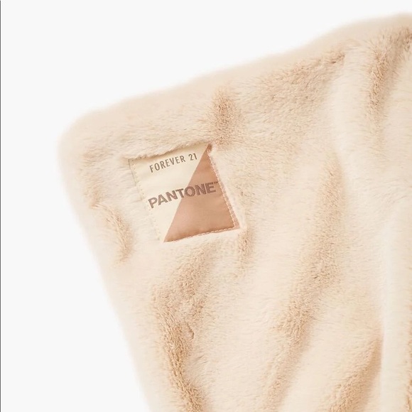 New Pantone x Forever 21 soft throw - Picture 6 of 7